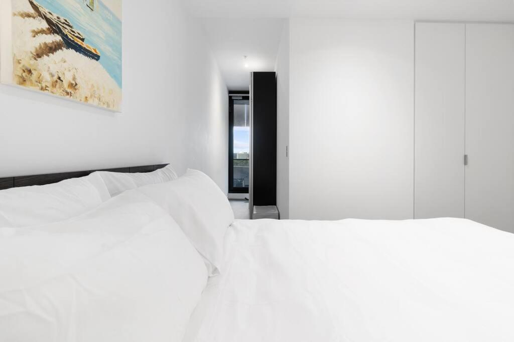 Executive 2 Bed 2 Bath With & Garden Views *