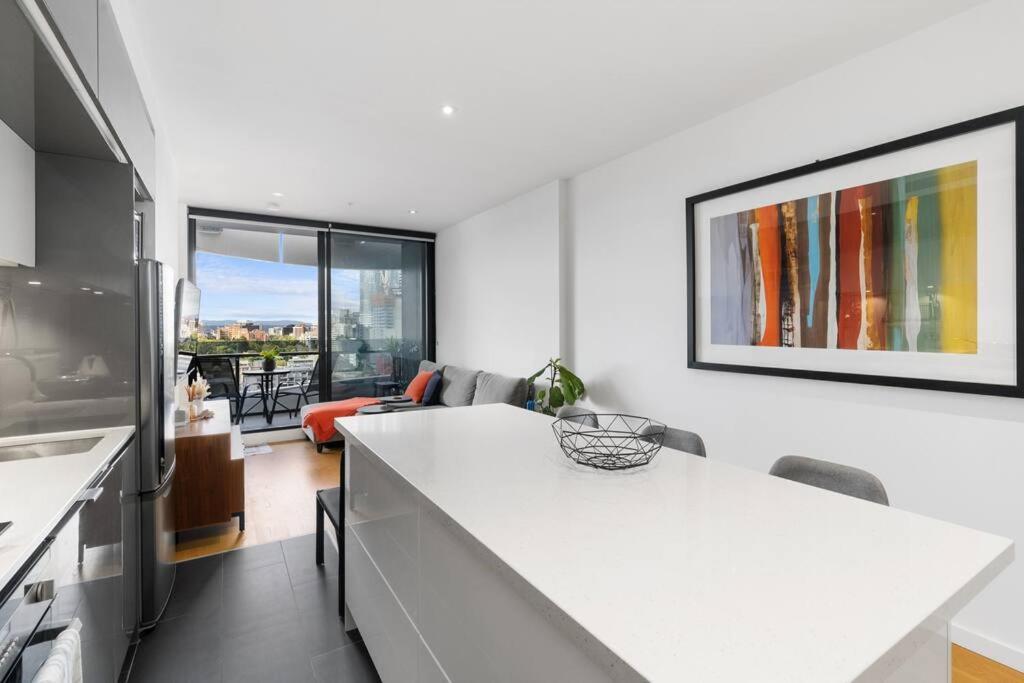 Executive 2 Bed 2 Bath With & Garden Views Apartment *
