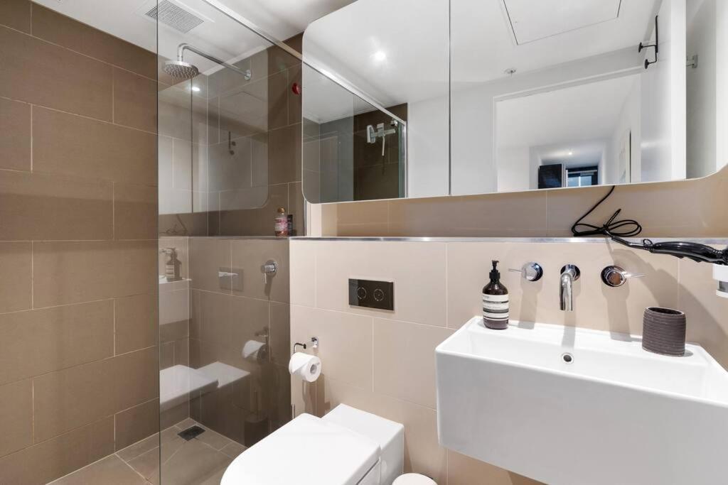 Executive 2 Bed 2 Bath With & Garden Views Melbourne
