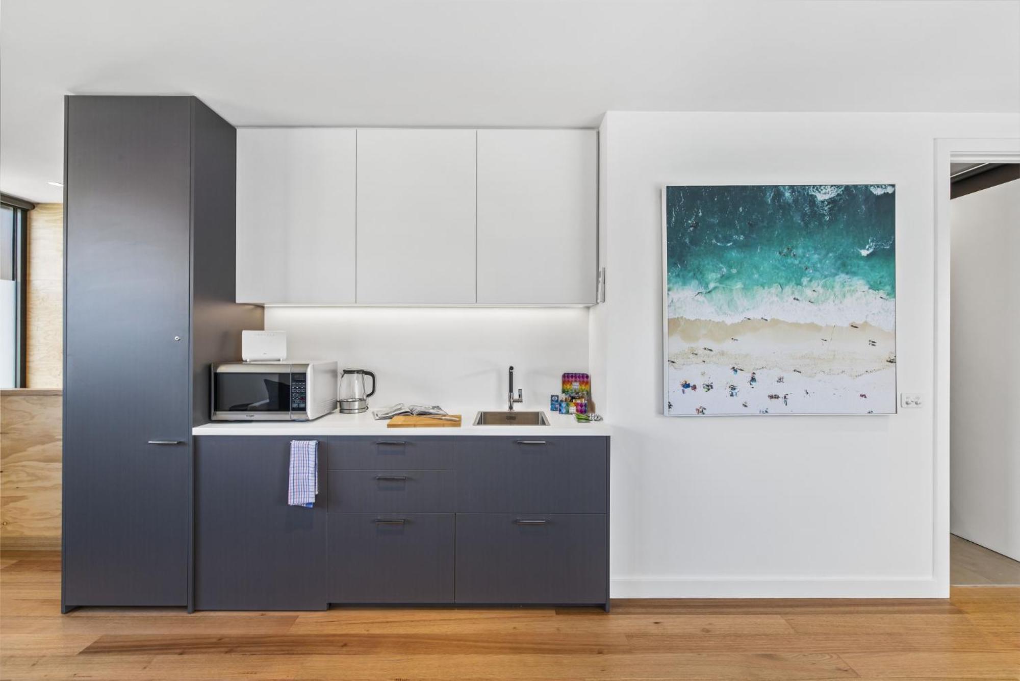 Stylish With Great Amenities Near Beachside Apartment *