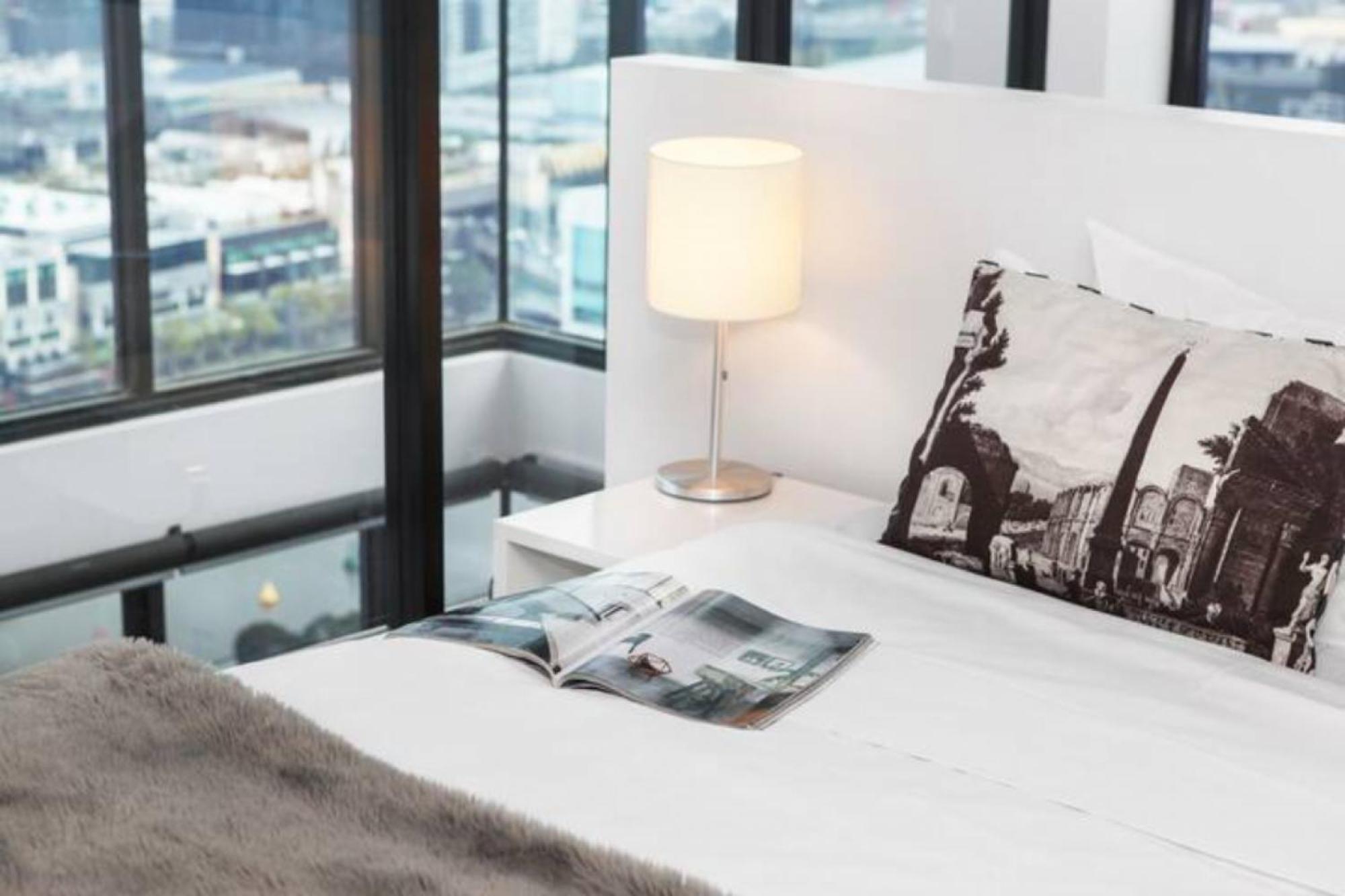 Apartment Incredible Views In Convenient Cbd Melbourne
