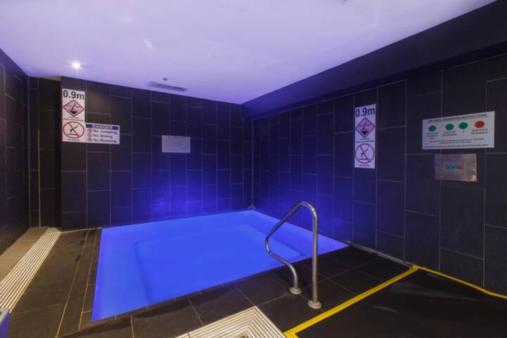 Incredible Views In Convenient Cbd Apartment *
