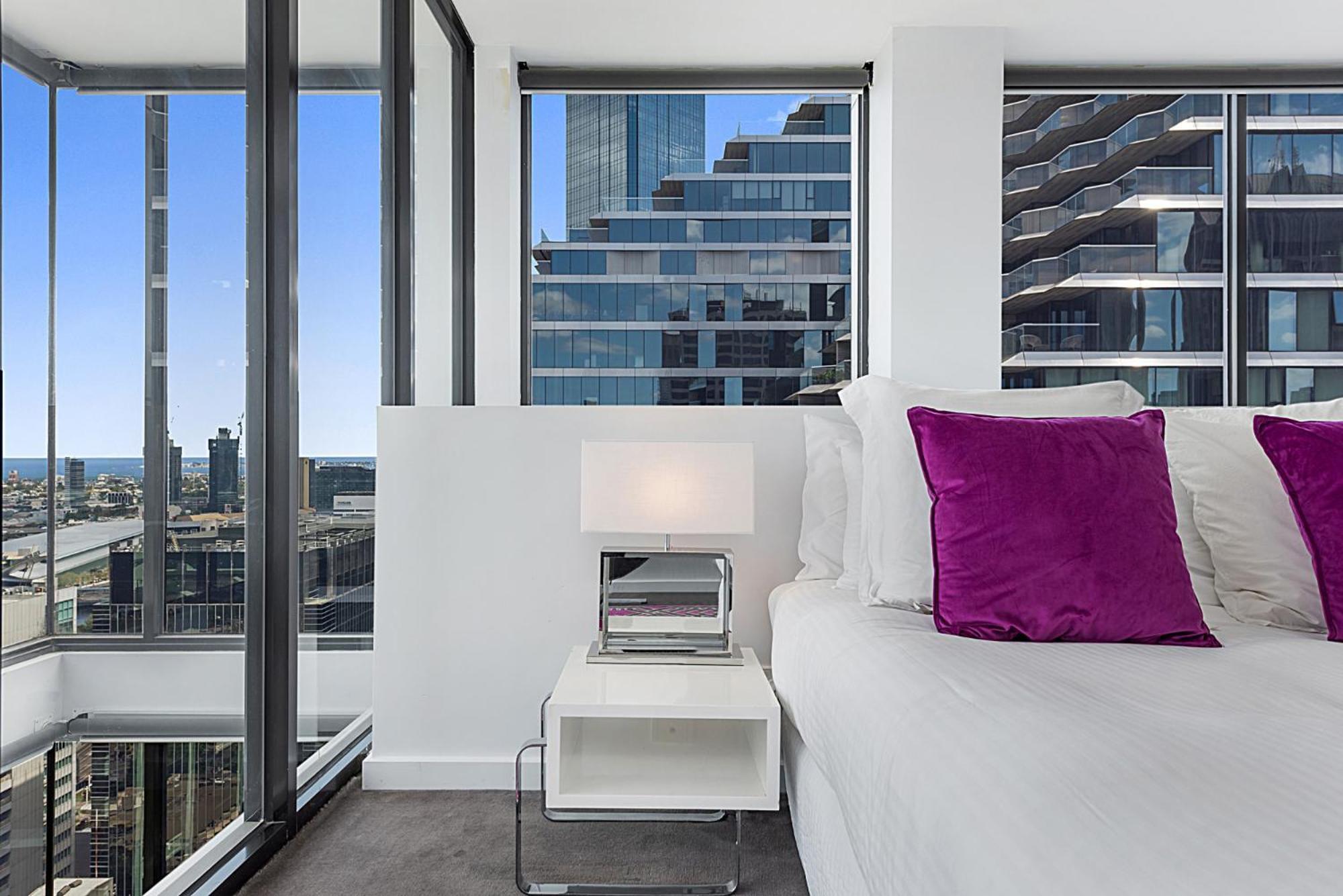 Incredible Views In Convenient Cbd Apartment
