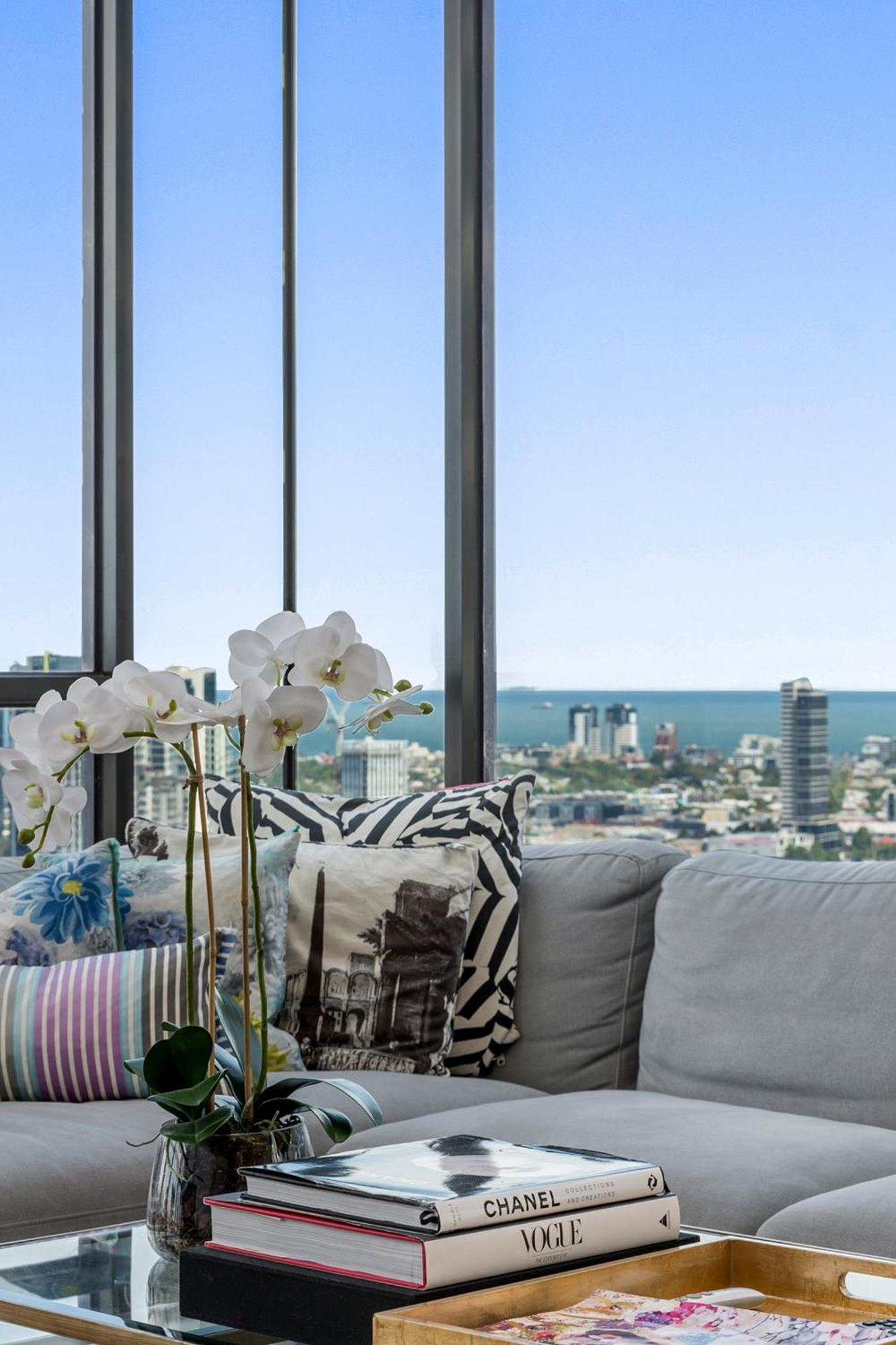 Incredible Views In Convenient Cbd Apartment