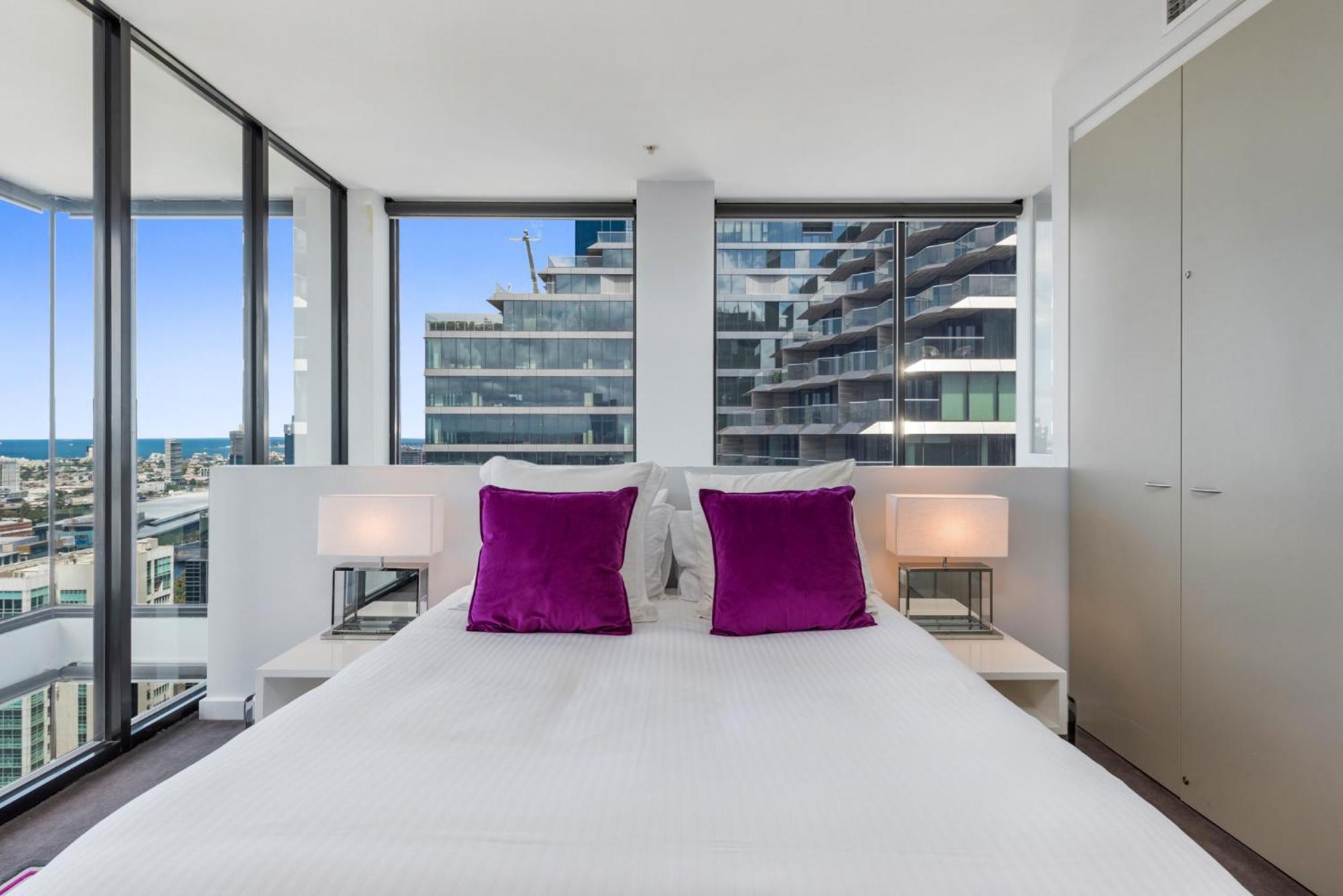 Apartment Incredible Views In Convenient Cbd Melbourne