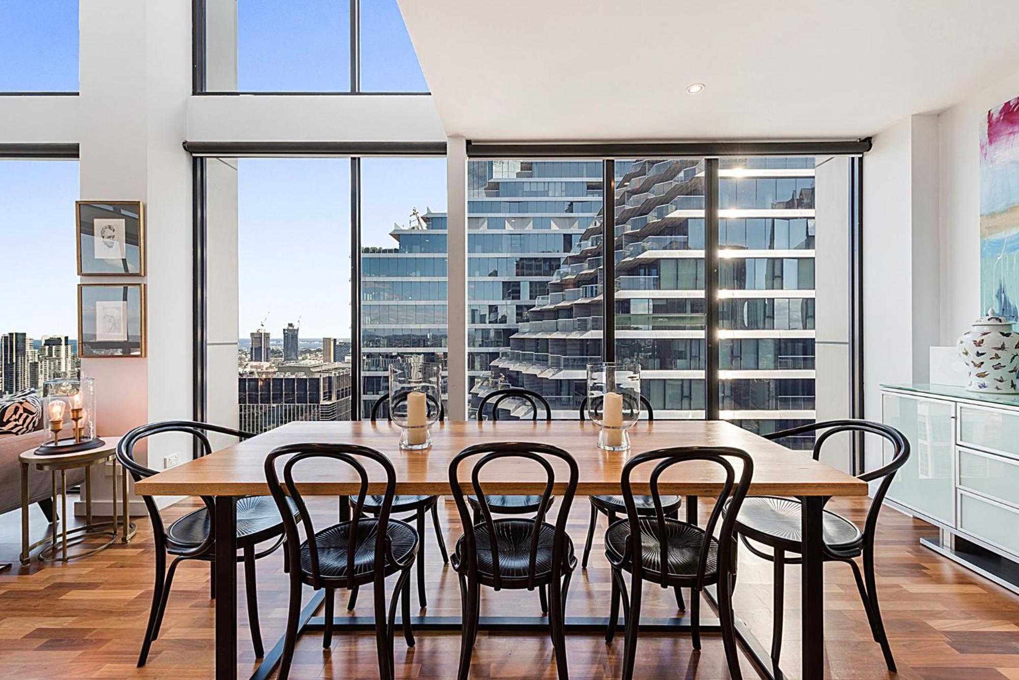 Apartment Incredible Views In Convenient Cbd Melbourne