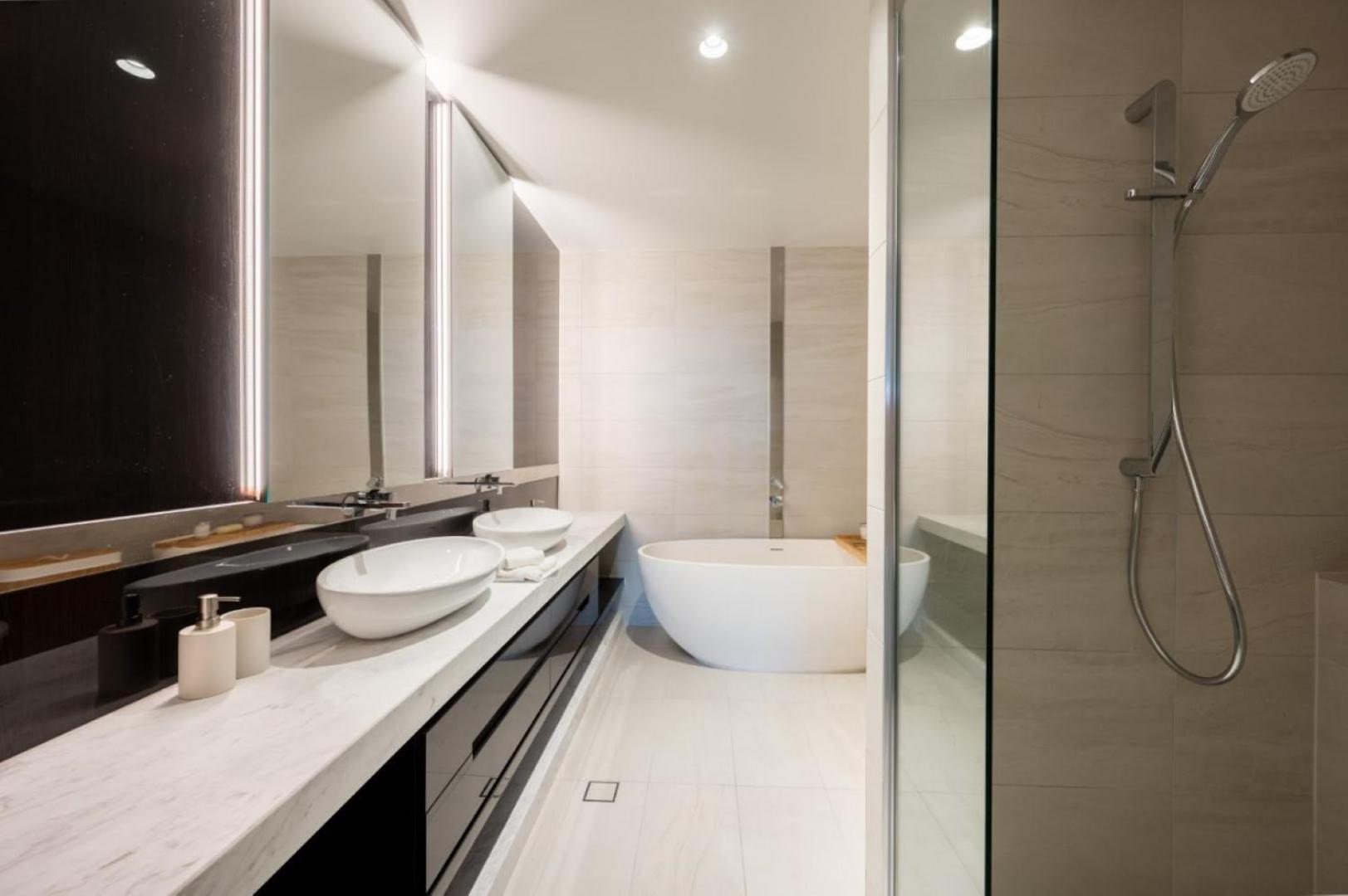 Luxury 4 Bed - Pool And Parking