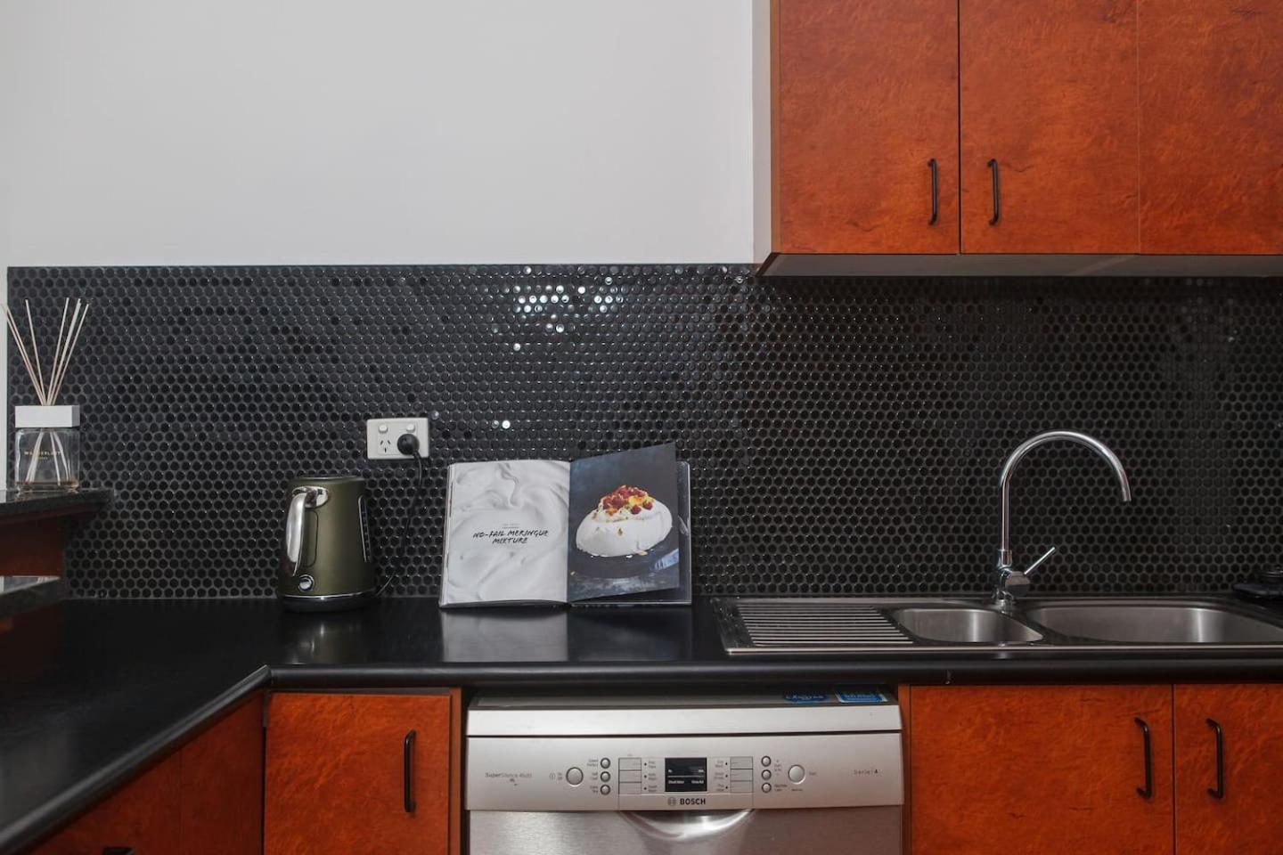 Apartment Flinders Find - A Spacious Haven For Couples