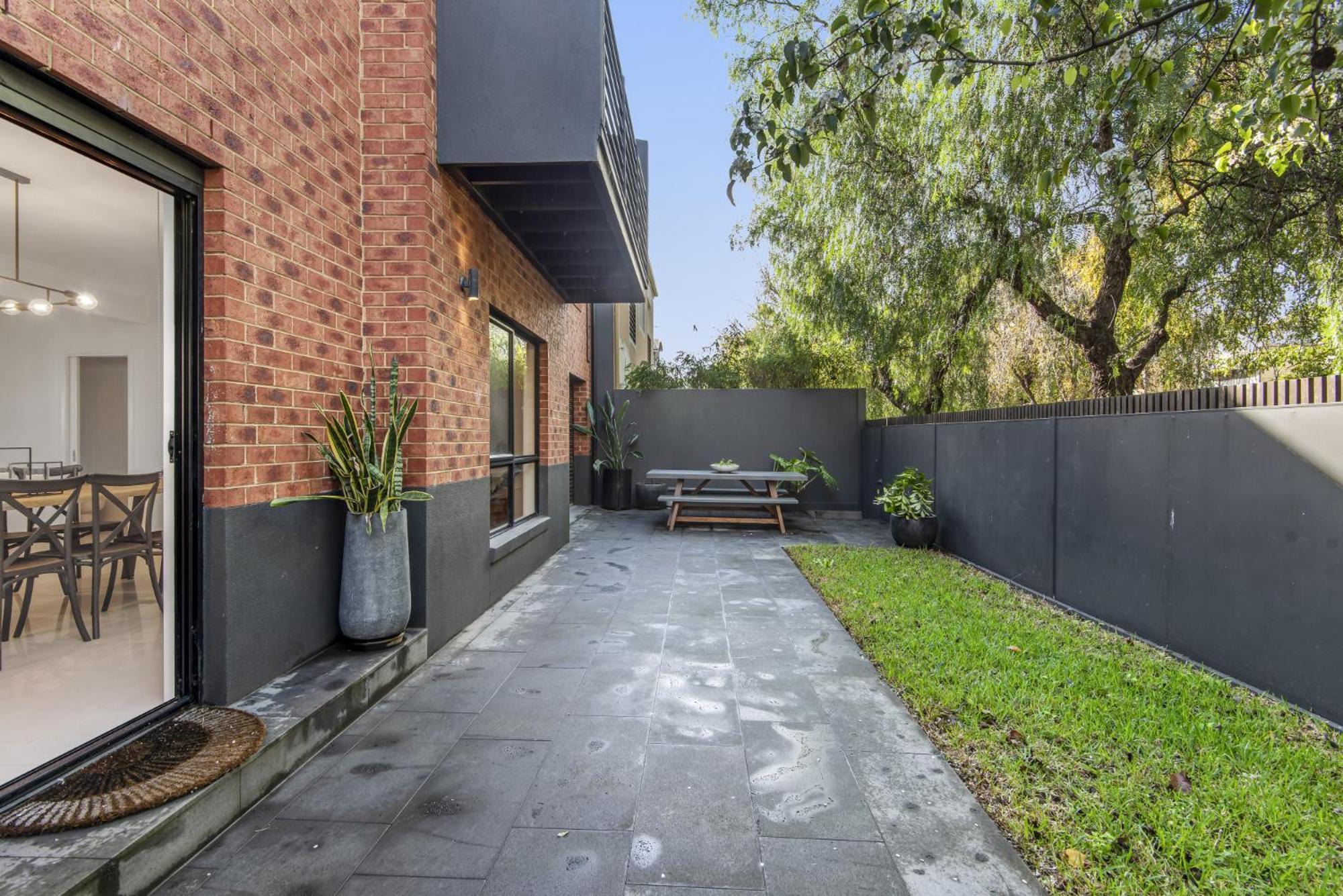 Perfectly Located 4-bed House In Kensington Holiday home Melbourne