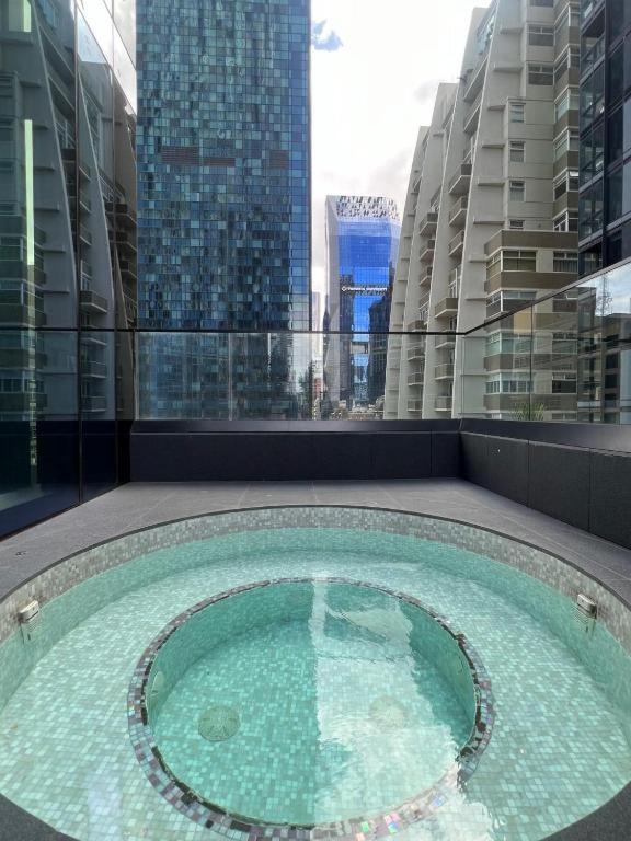 Luxury Cbd 3-bedroom 2-bathroom High Pool Gym Spa Carpark Sky View *