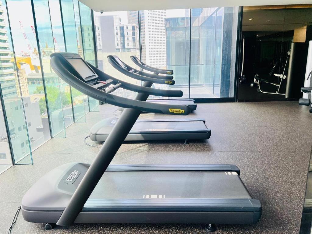 Luxury Cbd 3-bedroom 2-bathroom High Pool Gym Spa Carpark Sky View Apartment Melbourne