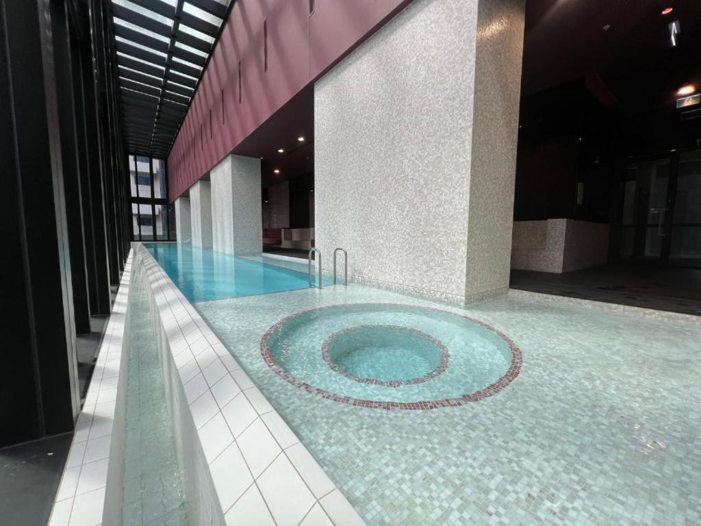 Apartment Luxury Cbd 3-bedroom 2-bathroom High Pool Gym Spa Carpark Sky View *