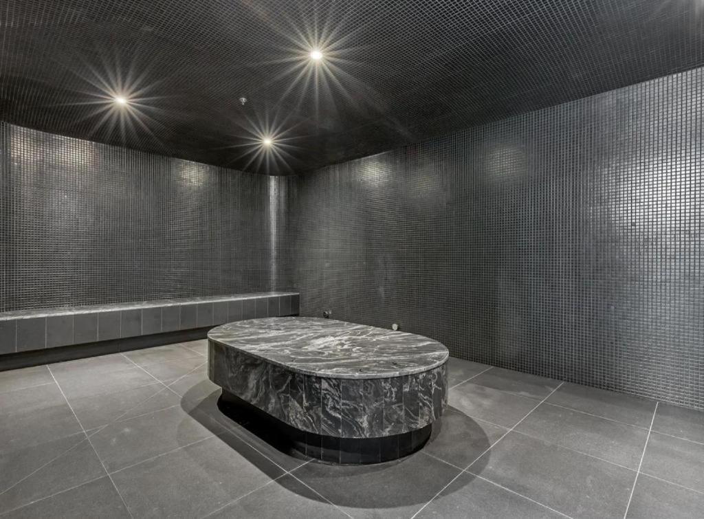 Luxury Cbd 3-bedroom 2-bathroom High Pool Gym Spa Carpark Sky View Apartment