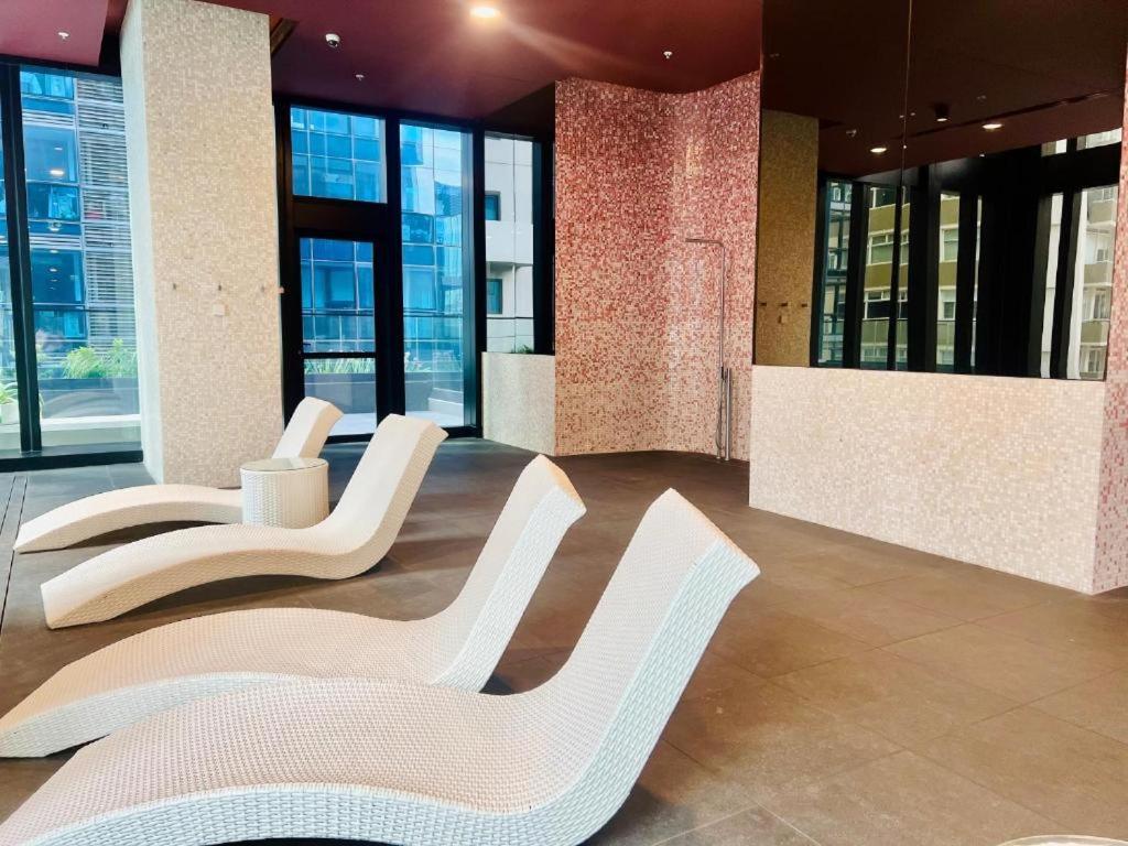 Luxury Cbd 3-bedroom 2-bathroom High Pool Gym Spa Carpark Sky View Apartment Melbourne