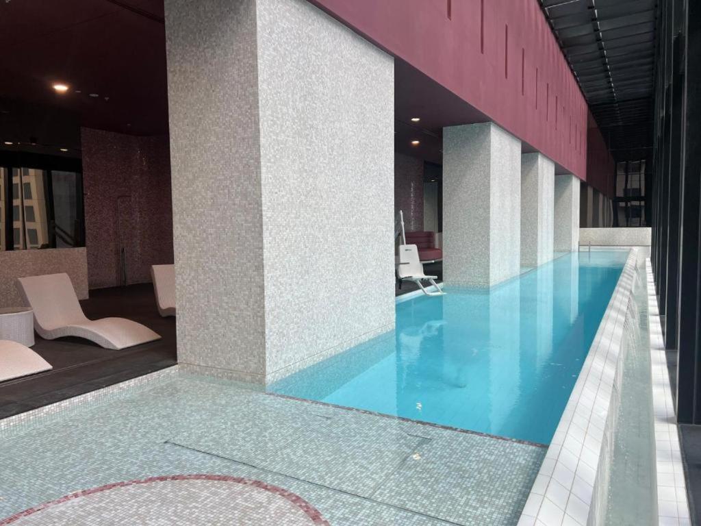Luxury Cbd 3-bedroom 2-bathroom High Pool Gym Spa Carpark Sky View Melbourne