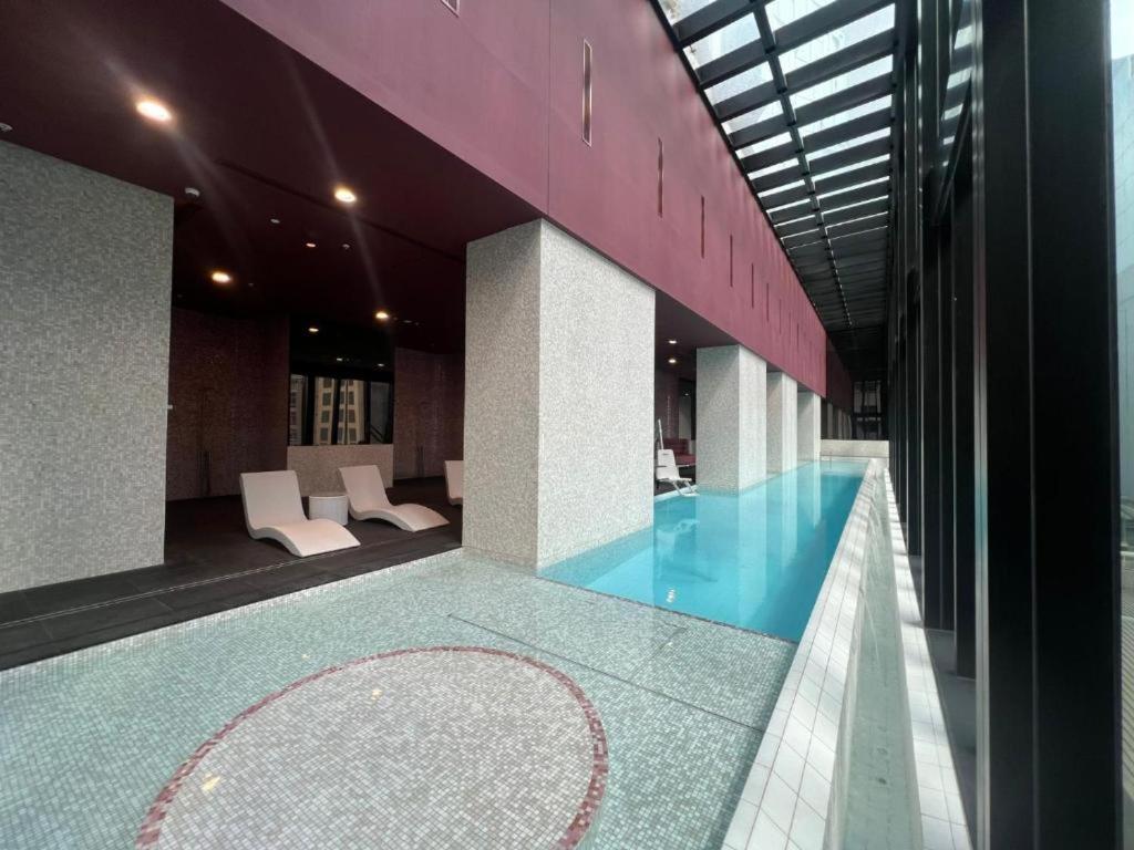 Luxury Cbd 3-bedroom 2-bathroom High Pool Gym Spa Carpark Sky View Apartment Melbourne