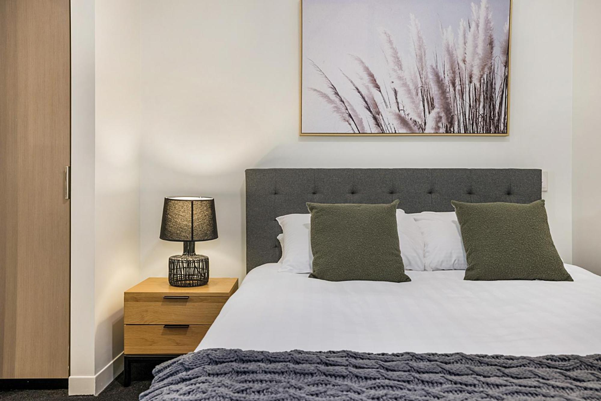 Ground Floor Terrace Unit Near Edinburgh Gardens