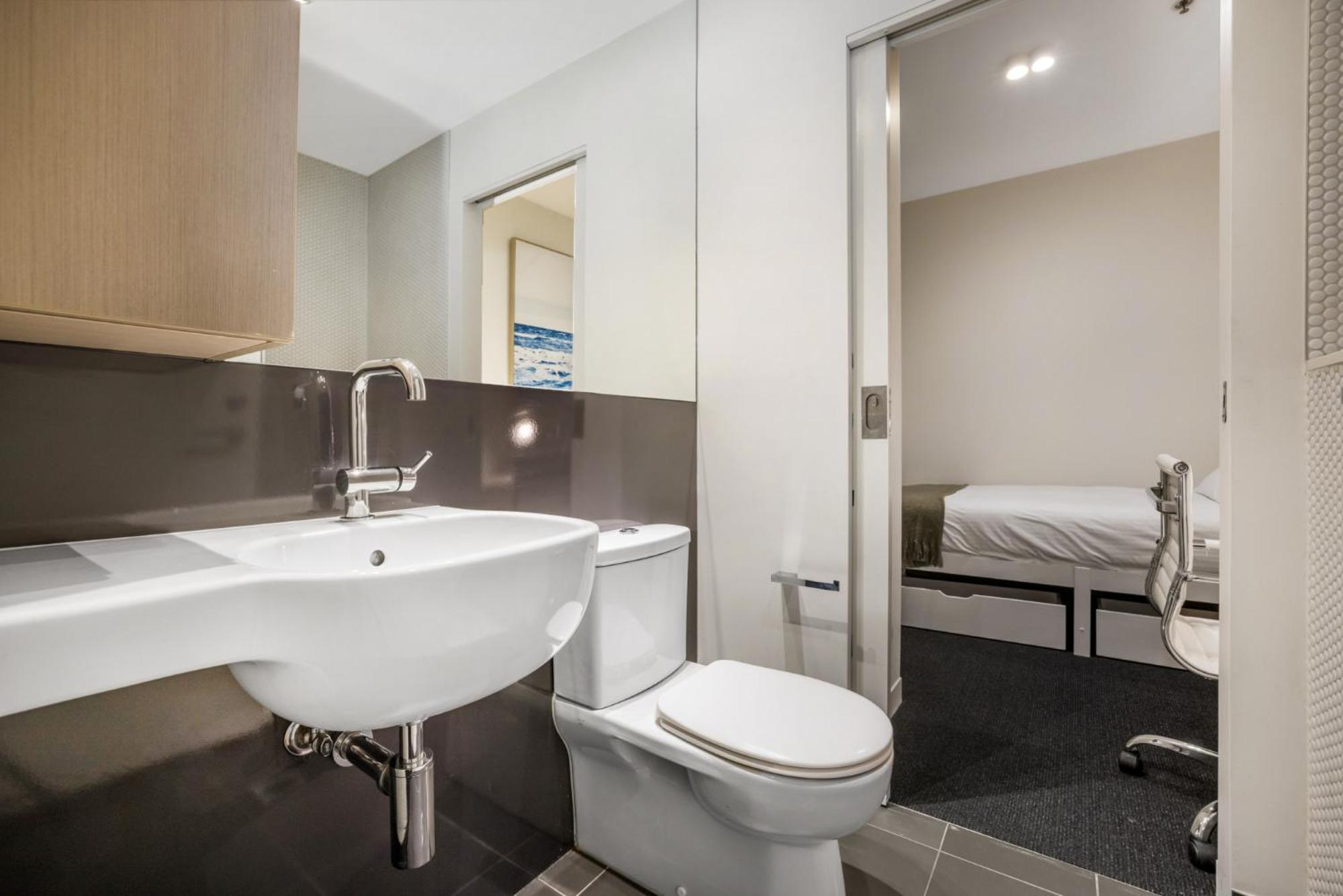 Apartment Ground Floor Terrace Unit Near Edinburgh Gardens Melbourne