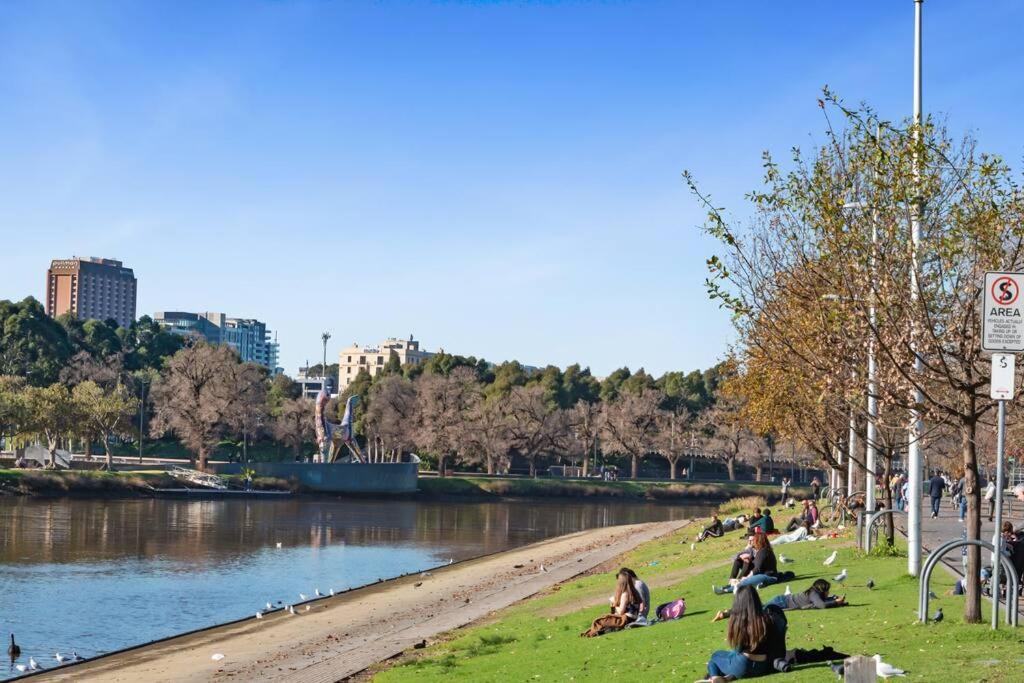 Amaya-modern Southbank Living-close To Crown & Yarra River