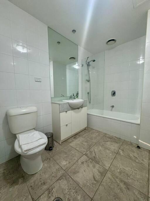 Mc298-contemporary 2br&2 Bath Apt With Free Parking! Apartment *