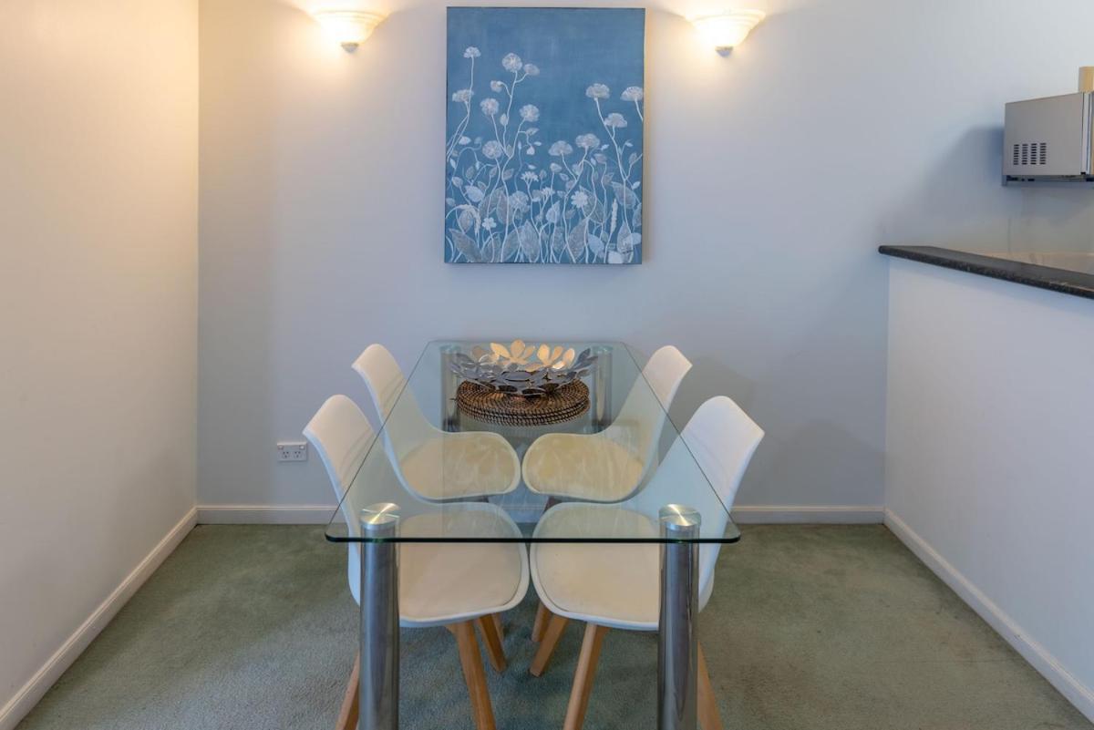 Tranquil Oasis 2 Bdrm Pool Tennis Gym * Melbourne