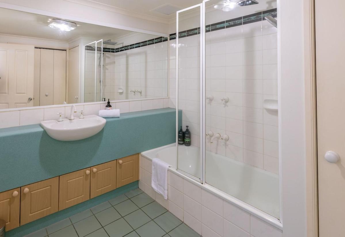 Tranquil Oasis 2 Bdrm Pool Tennis Gym Apartment Melbourne