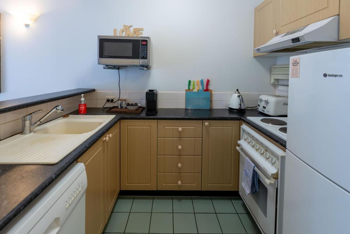Tranquil Oasis 2 Bdrm Pool Tennis Gym Apartment *
