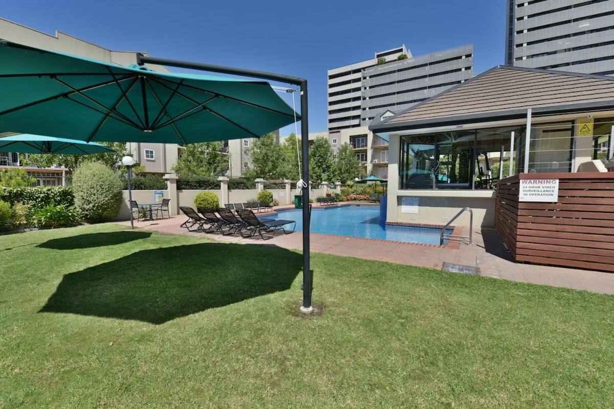 Tranquil Oasis 2 Bdrm Pool Tennis Gym Apartment Melbourne