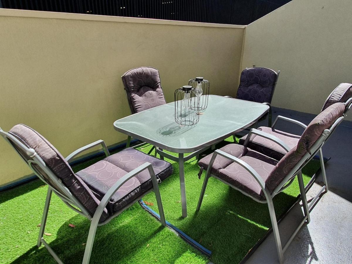 Tranquil Oasis 2 Bdrm Pool Tennis Gym Apartment Melbourne