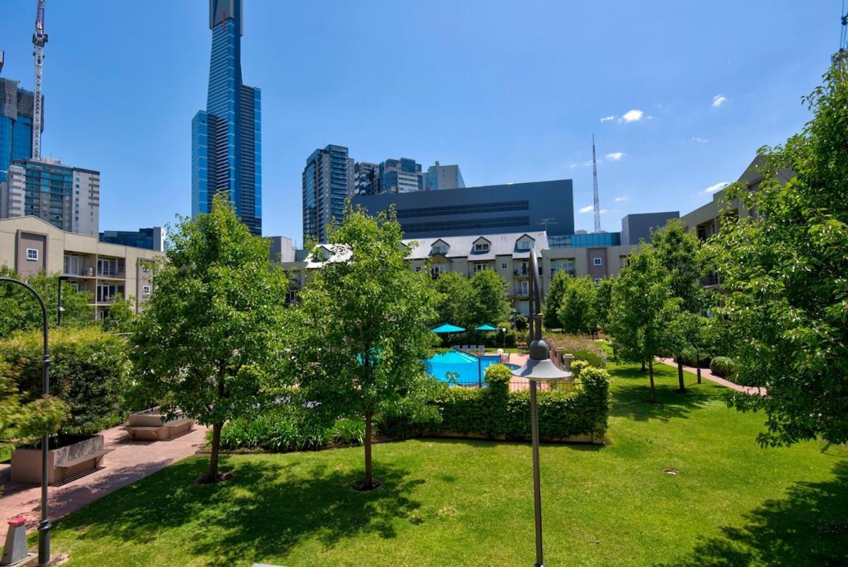 Tranquil Oasis 2 Bdrm Pool Tennis Gym Melbourne