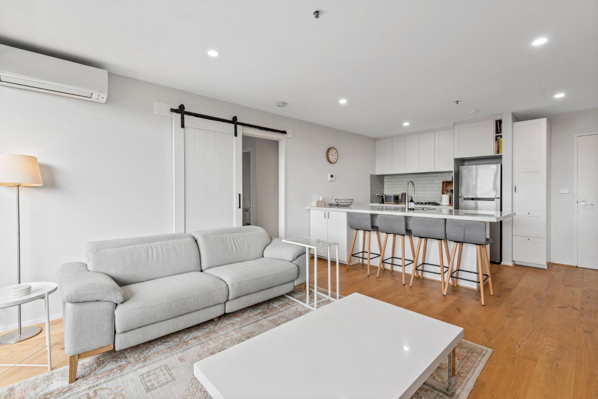 Sleek Kensington 2-bed With Bbq Area & Gym Apartment Melbourne
