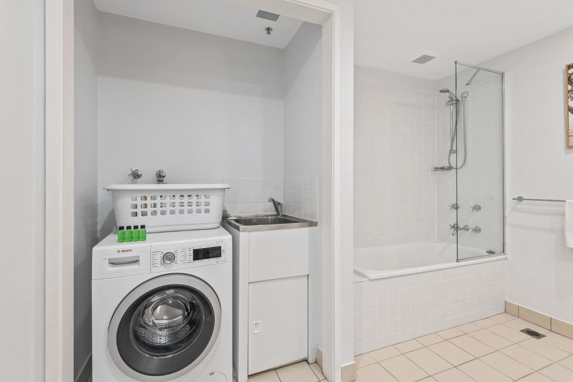 Sleek Kensington 2-bed With Bbq Area & Gym Melbourne