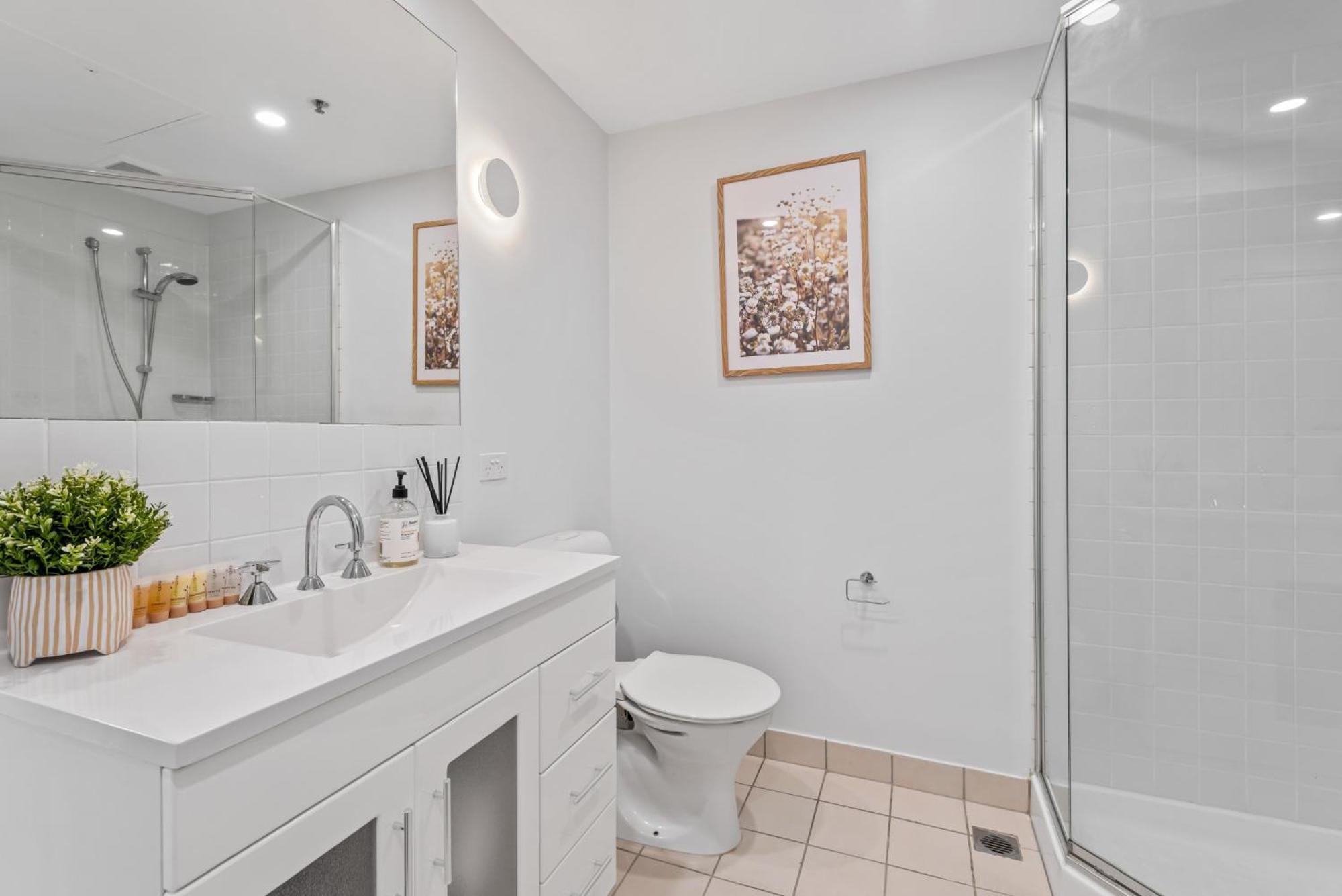 Sleek Kensington 2-bed With Bbq Area & Gym Apartment *