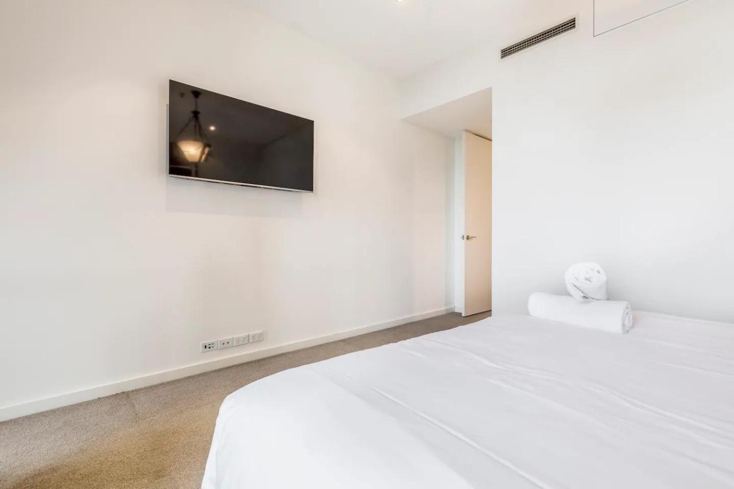 Opulent & Spacious Overlooking Park * Melbourne