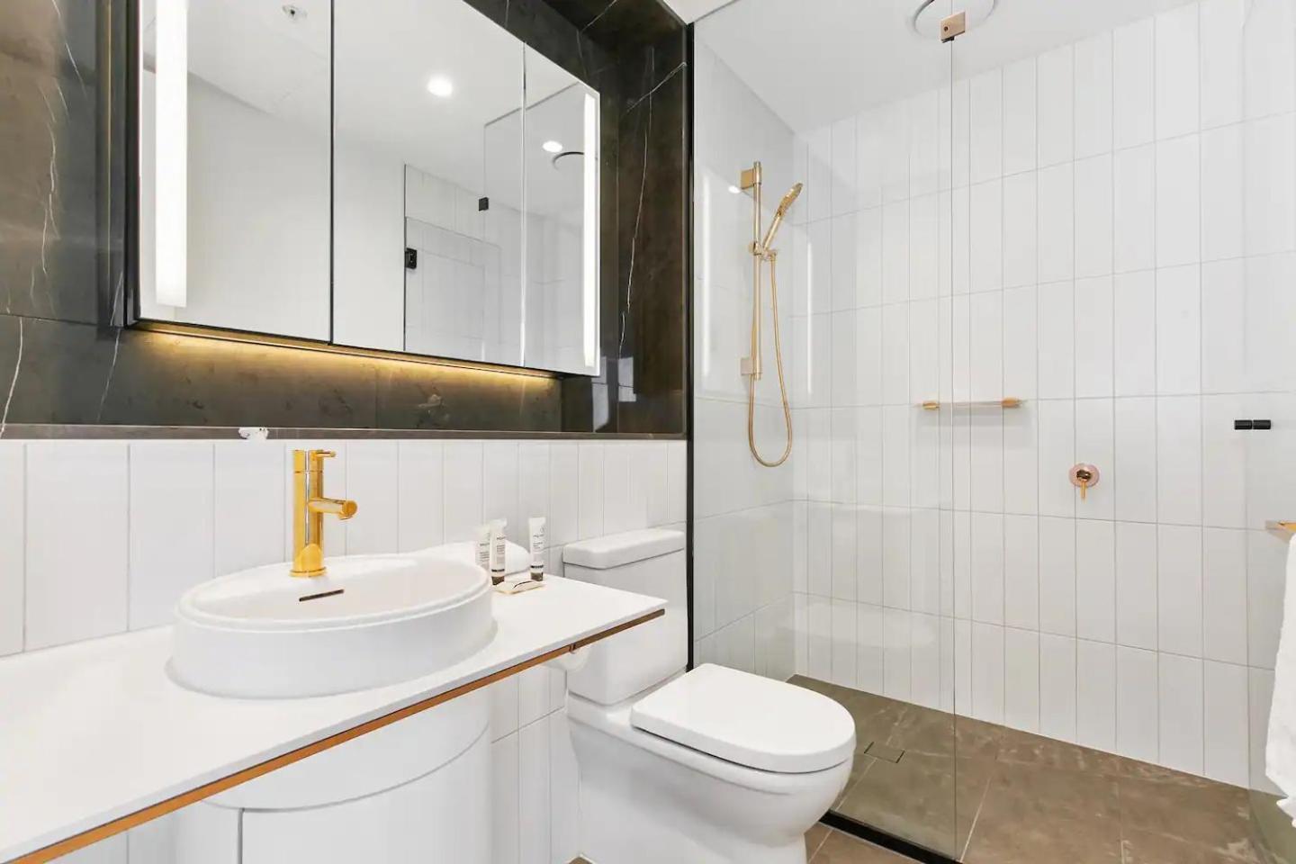 Apartment Sleek Lvl 75 W Skyline Views In Aurora Complex *