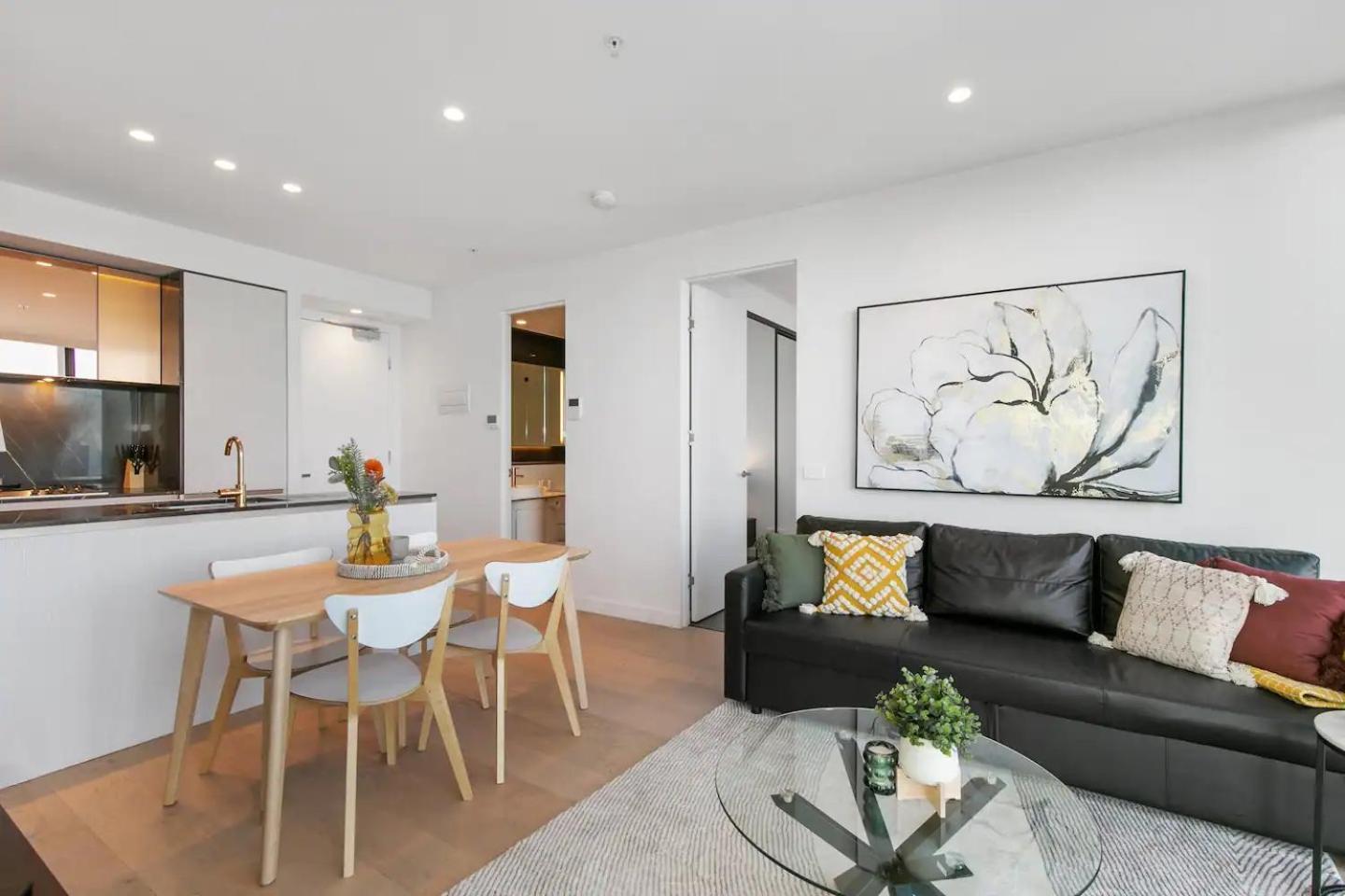 Sleek Lvl 75 W Skyline Views In Aurora Complex Apartment Melbourne
