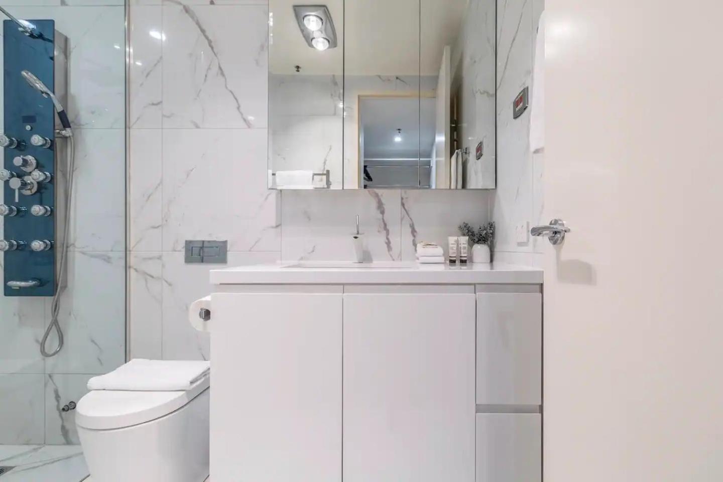 Opulent & Spacious Overlooking Park Melbourne