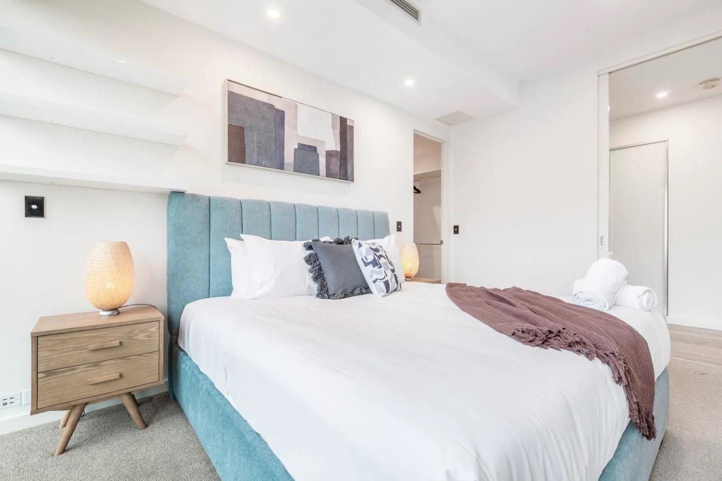 Apartment Opulent & Spacious Overlooking Park