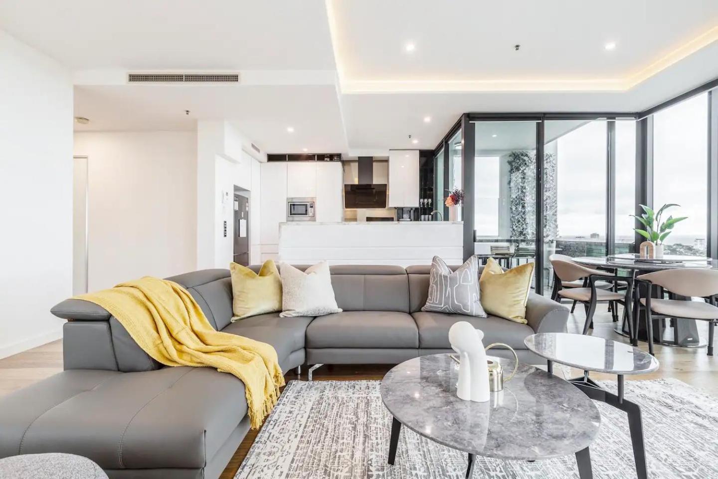 Opulent & Spacious Overlooking Park Apartment *