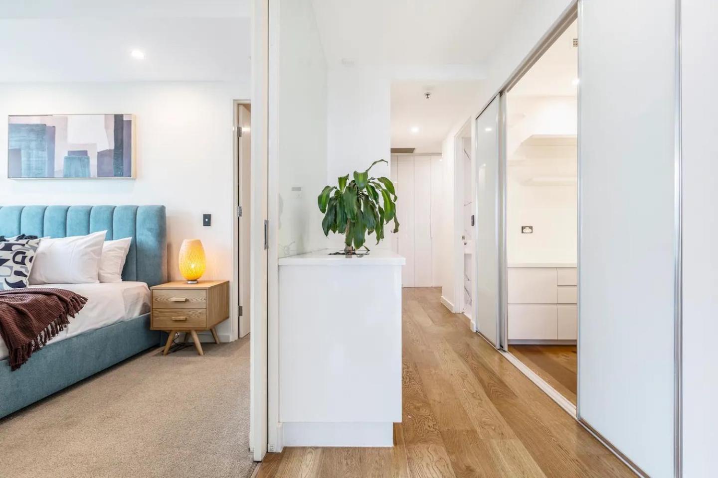 Opulent & Spacious Overlooking Park Melbourne