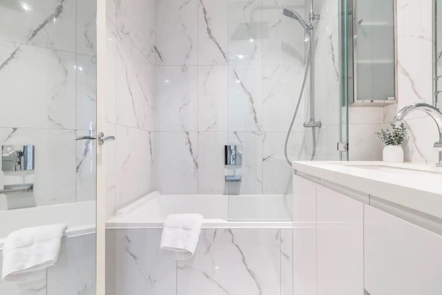 Opulent & Spacious Overlooking Park