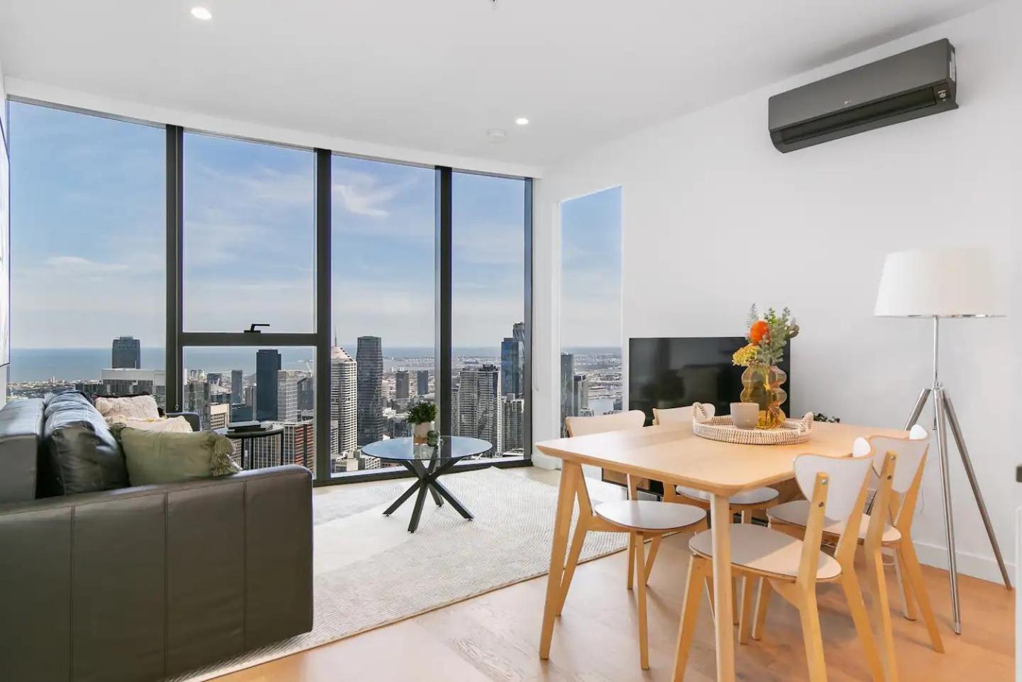 Sleek Lvl 75 W Skyline Views In Aurora Complex Apartment *