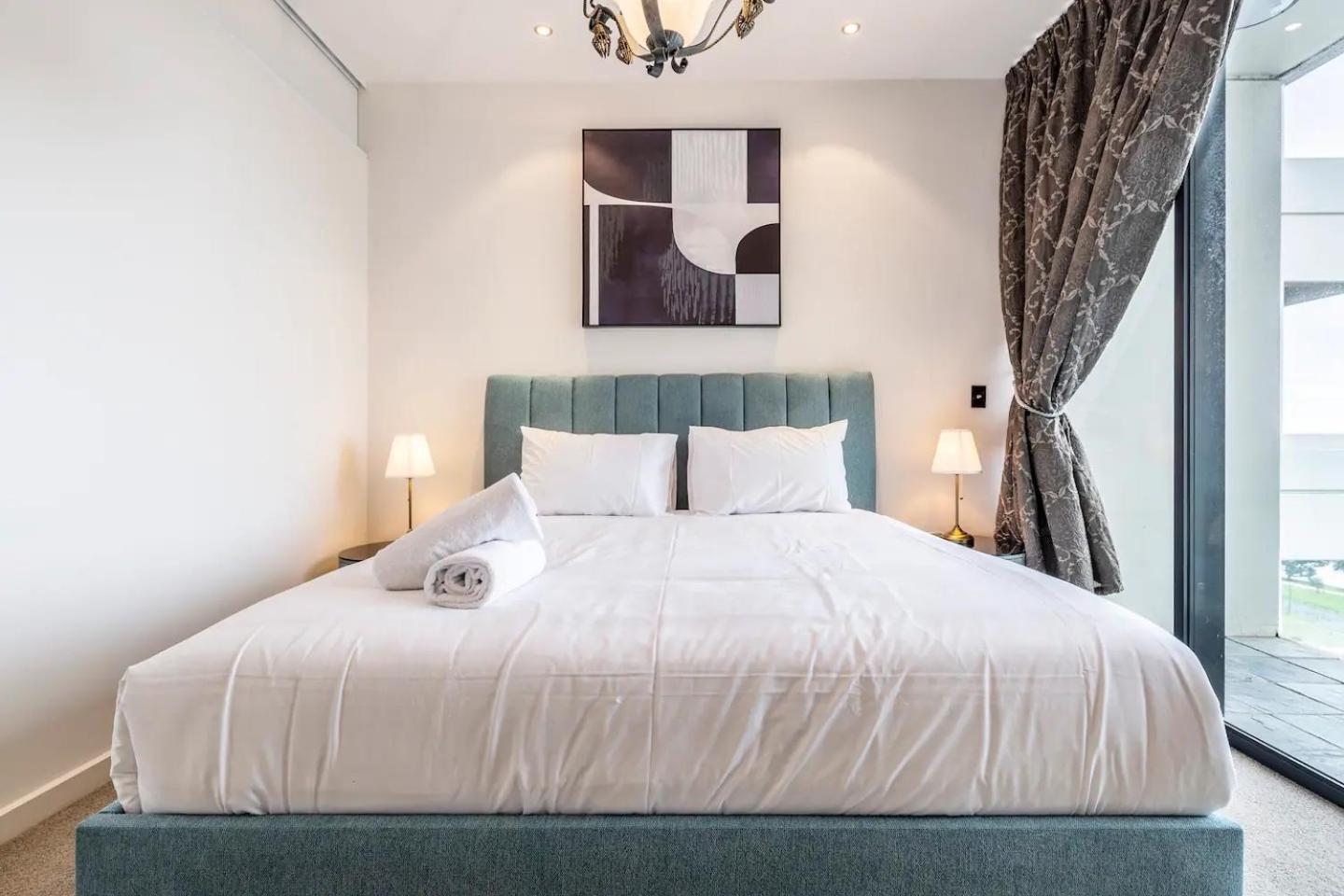 Opulent & Spacious Overlooking Park * Melbourne