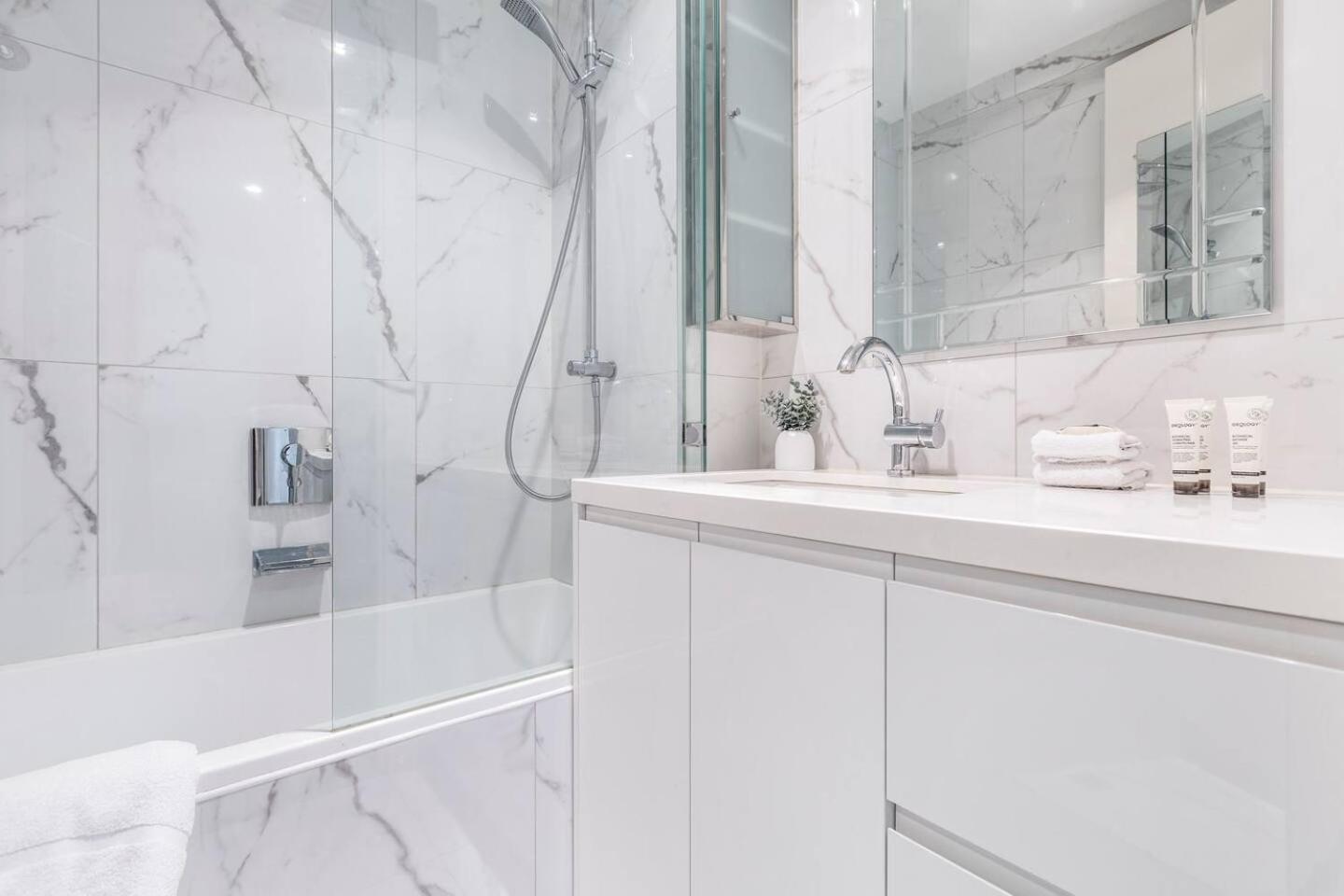 Opulent & Spacious Overlooking Park