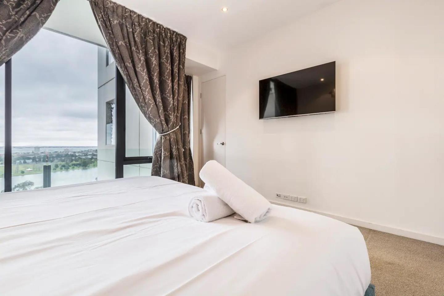 Apartment Opulent & Spacious Overlooking Park