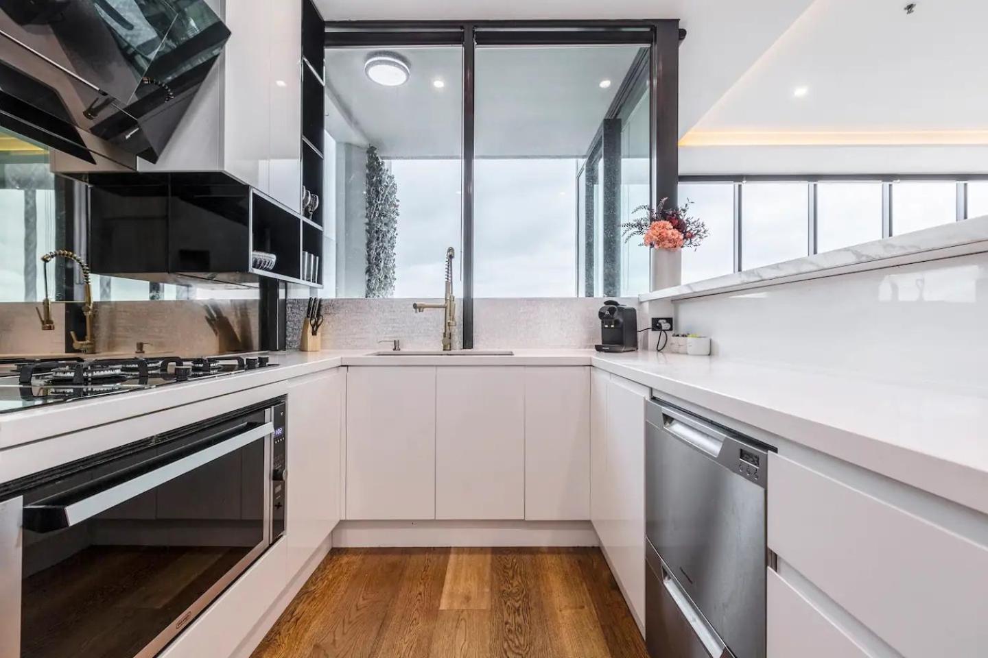 Opulent & Spacious Overlooking Park Melbourne