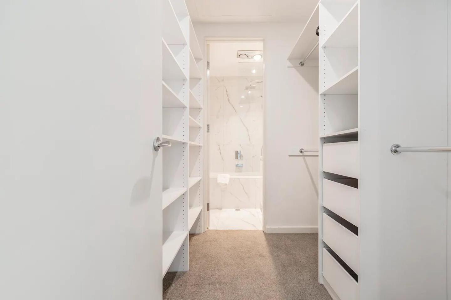 Opulent & Spacious Overlooking Park * Melbourne
