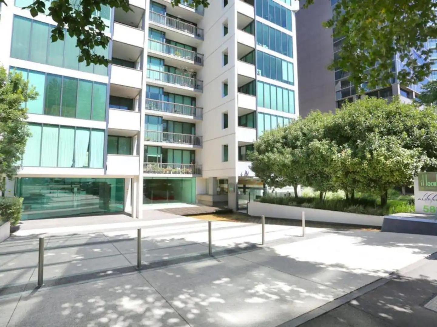 Opulent & Spacious Overlooking Park