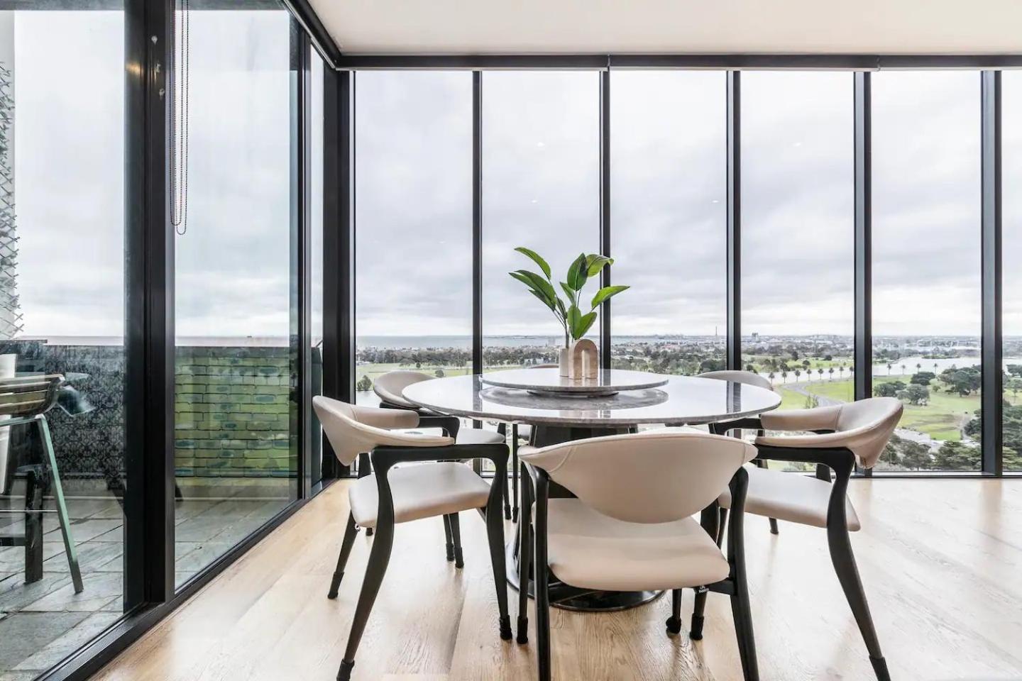 Opulent & Spacious Overlooking Park Apartment Melbourne