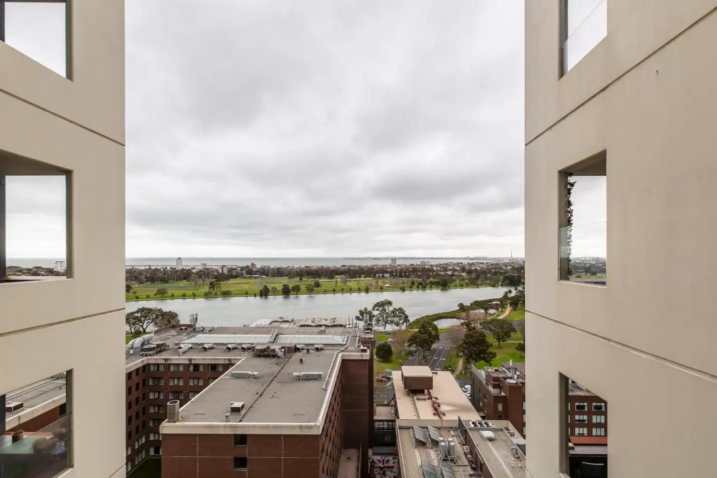 Apartment Opulent & Spacious Overlooking Park Melbourne